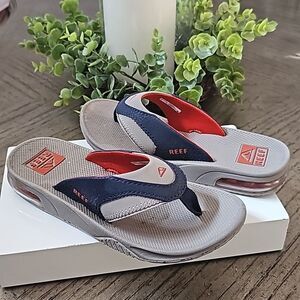 Boys Reefs flip flops size 2